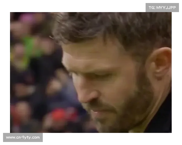 曼联角球战术制胜:马奎尔佯攻梅努助攻姆伯莫破门解析